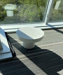 [#00-27] 2’ Round Stone Table